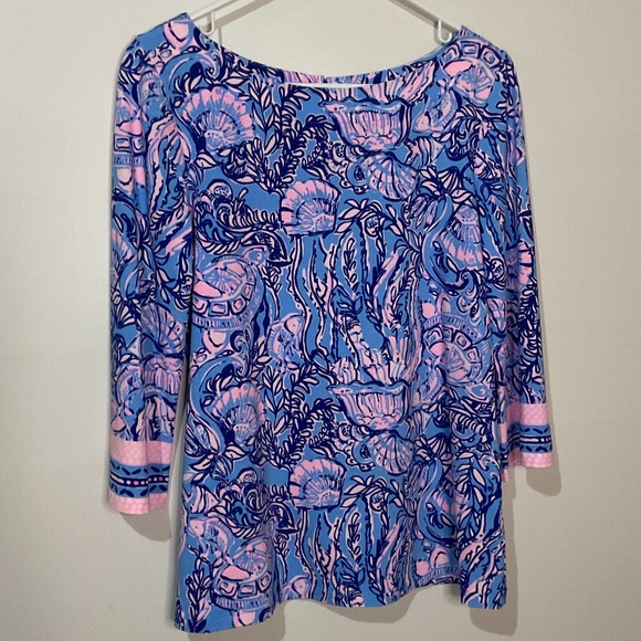 Lilly Pulitzer Tops - Lilly Pulitzer Waverly Top Size S “ Lapis Lazili Horseshoe Bat” print